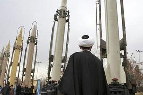 Hết hạn cấm vận vũ khí với Iran: Người thở phào, kẻ âu lo