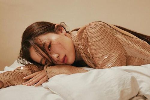 Seulgi Red Velvet gây tranh cãi vì mặc đồ ngủ trị giá 87 triệu trong loạt hình thời trang