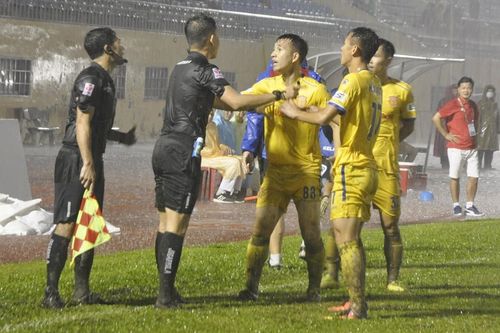 Trưởng Ban trọng tài VFF thừa nhận có vấn đề 'khó giải thích' với CLB Nam Định