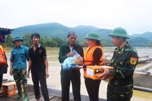 Nữ cán bộ Mặt trận xông pha giữa dòng nước lũ sông Gianh