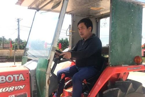'Ông Mặt trận' dầm mình xuyên ngày đêm cứu giúp dân trong bão lũ