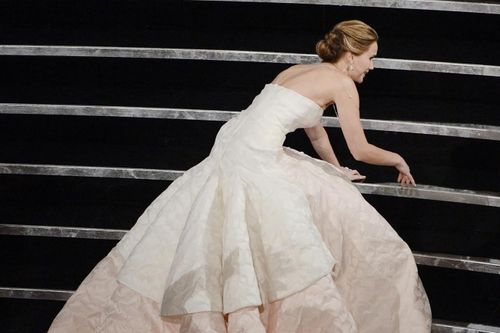 Jennifer Lawrence vẫn xấu hổ về cú ngã trước khi nhận giải Oscar