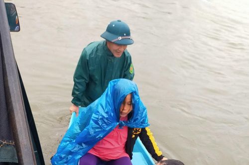 Những sản phụ vượt cạn trong lũ dữ
