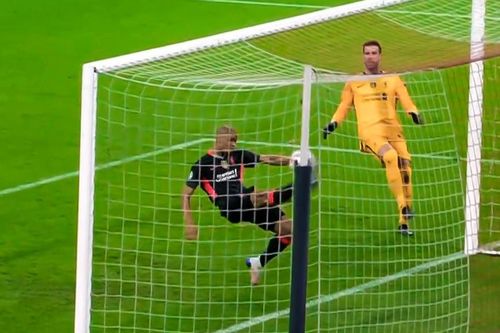 Fabinho cứu thua trên vạch vôi trong ngày thay thế Van Dijk