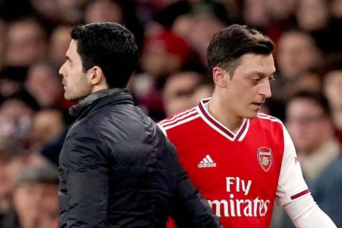 HLV Arsenal lên tiếng sau khi loại Ozil
