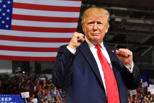Dự báo GDP tăng kỷ lục có giúp ông Trump giành lại lợi thế?