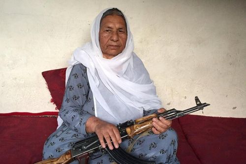 Nữ tư lệnh khét tiếng Afghanistan đầu hàng Taliban