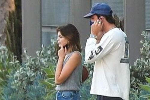 Kaia Gerber hôn bạn trai trên phố