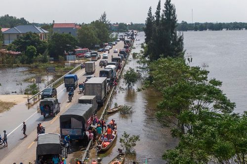 Quốc lộ 1 ùn tắc vì dòng xe chở hàng cứu trợ