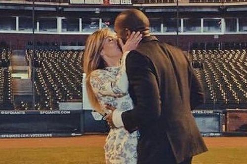 Kanye West đăng ảnh hôn Kim Kardashian giữa tin rạn nứt