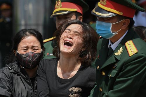'Đau đớn khi đi qua 2 hàng linh cữu'