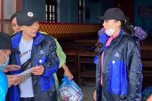 Thuyền cứu trợ của Hoa hậu Kỳ Duyên bị lật