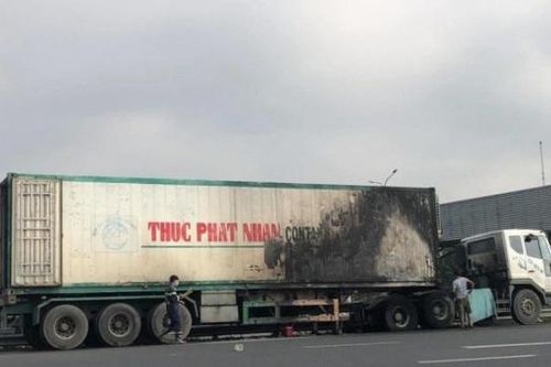 Tai nạn giao thông mới nhất hôm nay 22/10: Xe đầu kéo bốc cháy dữ dội ngay gần trạm thu phí