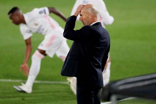 Zidane đến muộn họp báo 1 tiếng, thừa nhận Real Madrid 'thiếu tự tin'