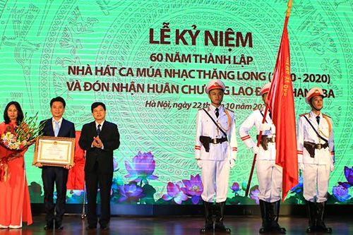 Hà Nội: Nhà hát Ca múa nhạc Thăng Long đón Huân chương Lao động hạng Ba
