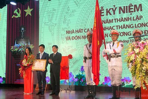 Nhà hát Ca múa nhạc Thăng Long kỷ niệm 60 năm thành lập và đón nhận Huân chương Lao động hạng Ba