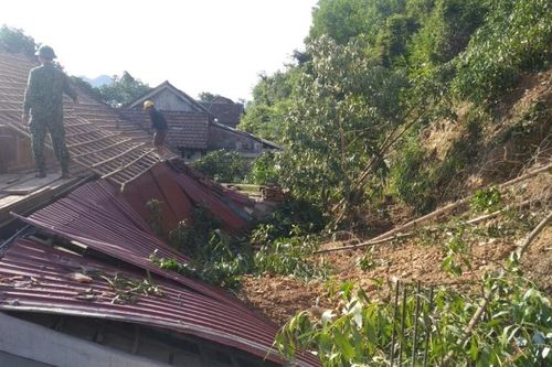 Di dời khẩn cấp 20 hộ dân do sạt lở núi ở Tuyên Hóa