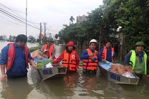Hàng cứu trợ đã vào với đồng bào miền Trung