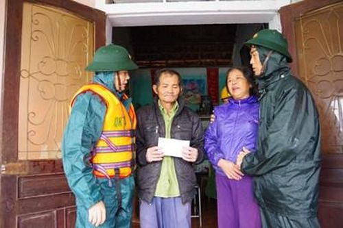 Ấm tình quân dân nơi tâm lũ