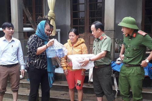Lực lượng Công an sẻ chia với đồng bào vùng lũ miền Trung