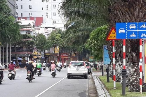 Vì sao khó mở rộng thu phí đỗ ô-tô trên lòng đường?