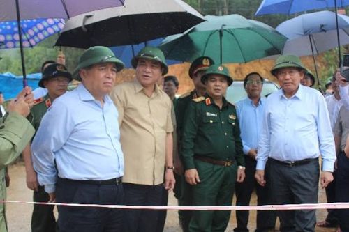 Phó Thủ tướng Thường trực Chính phủ Trương Hòa Bình kiểm tra tình hình mưa lũ tại huyện biên giới Tây Giang