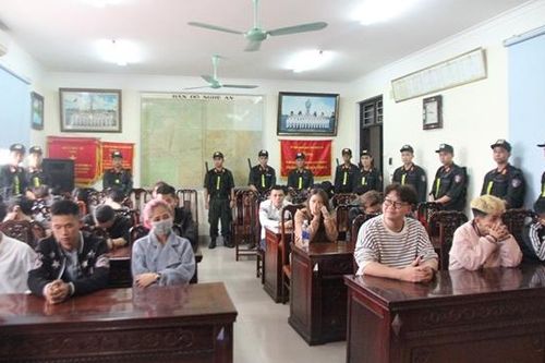 Phát hiện 'dân bay' trong quán bar