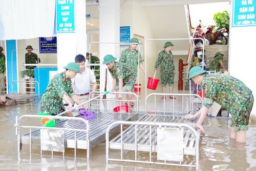 Giúp dân khắc phục hậu quả lũ lụt ở Hà Tĩnh