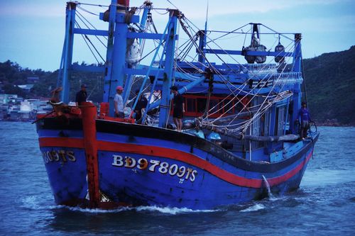 Cứu 4 ngư dân Bình Định bị chìm tàu trên biển