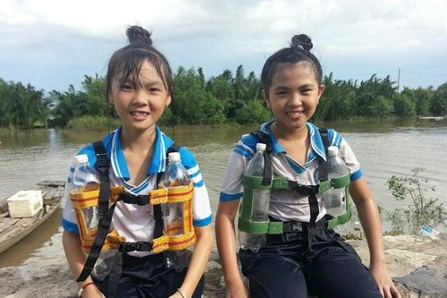 Sáng chế áo phao bằng vỏ chai nhựa của học sinh lớp 5