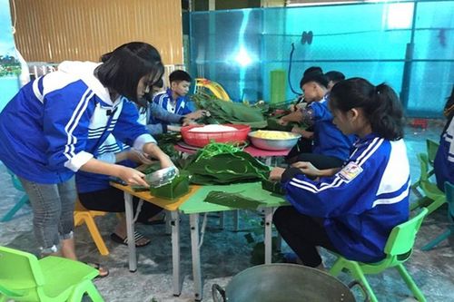 Giới trẻ khắp đất nước gói bánh chưng 'vượt lũ' đến miền Trung