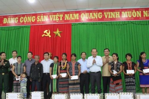 PTT Trương Hòa Bình trao 100 triệu đồng cho Quỹ khuyến học huyện Tây Giang