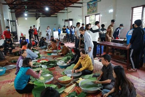 Người dân Thủ đô gói 10.000 bánh chưng chay gửi vào miền Trung