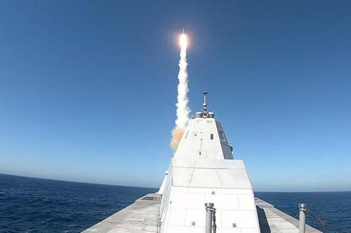 Tàu khu trục tàng hình USS Zumwalt phóng tên lửa lần đầu tiên
