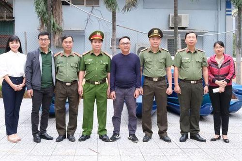 Mang yêu thương đến với bà con vùng mưa lũ miền Trung