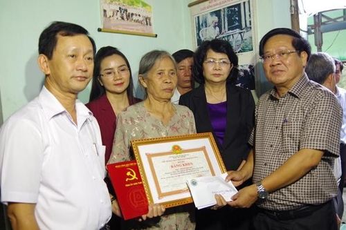 Phó Chủ tịch nước Đặng Thị Ngọc Thịnh thăm, tặng quà gia đình quân nhân hy sinh khi làm nhiệm vụ