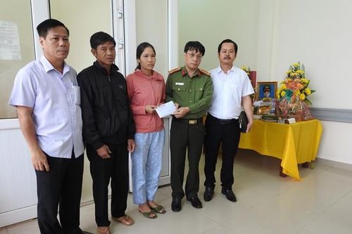 Báo CAND thăm hỏi trao tiền hỗ trợ tới gia đình Đại úy Công an hy sinh khi đi cứu dân trong lũ dữ