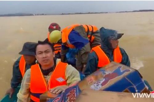 Bị chỉ trích vì quăng quà cứu trợ, Hồ Việt Trung lên tiếng