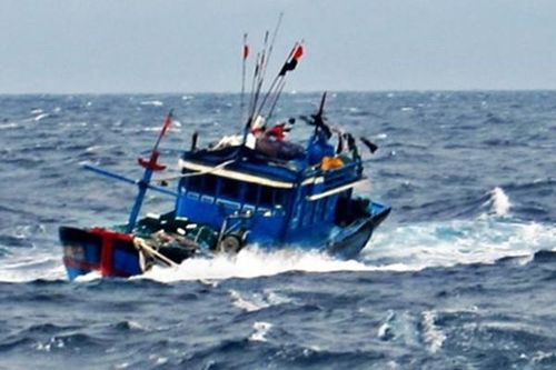 4 ngư dân thoát nạn sau vụ chìm tàu cá trên biển Đông