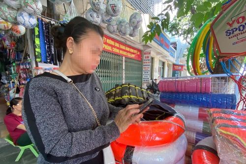 Áo phao cứu hộ cháy hàng, tăng giá phi mã