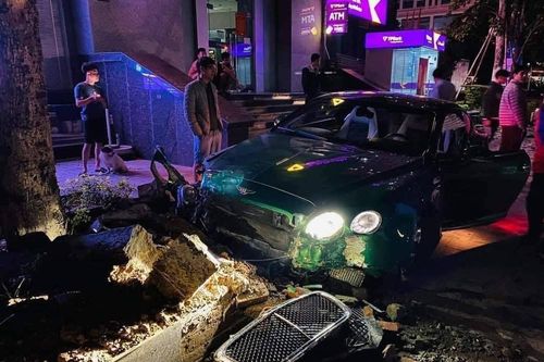 Siêu xe Bentley 'nát đầu' sau khi lao lên vỉa hè ở Hà Nội