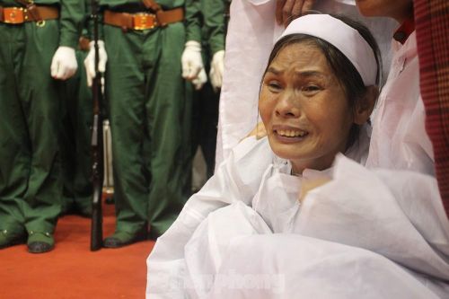 Nhói lòng cảnh thân nhân 22 chiến sĩ hy sinh ở Quảng Trị gọi tên con trong nước mắt