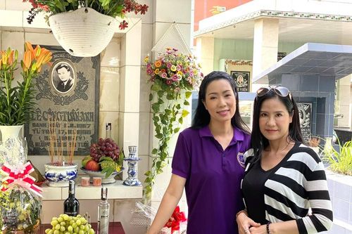 Bạn gái cũ cùng nhiều nghệ sĩ viếng mộ tài tử Lê Công Tuấn Anh nhân 24 năm ngày mất