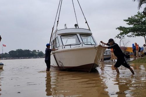 Đưa ngay 2 ca nô do Tập đoàn TNG tặng vào khắc phục hậu quả lũ lụt