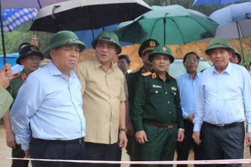 Phó Thủ tướng Thường trực Chính phủ Trương Hòa Bình kiểm tra, thăm hỏi đồng bào Tây Giang