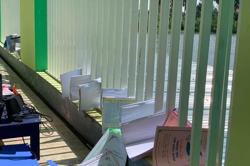 Giáo viên lội nước tìm sách vở, đợi học trò trở lại trường