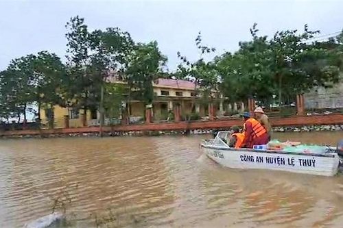 Thủy đoàn I tăng cường xuồng máy chở lương thực vào rốn lũ Quảng Bình