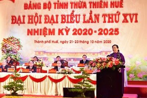 Đại biểu dự ĐH đại biểu Đảng bộ tỉnh Thừa Thiên Huế tưởng nhớ các liệt sĩ, quyên góp ủng hộ người dân bị thiệt hại do bão lũ