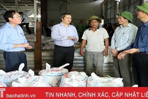 Khẩn trương khắc phục hậu quả lũ lụt, hỗ trợ người dân Hà Tĩnh sấy lúa
