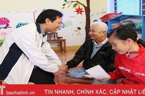 Bí thư Tỉnh ủy thăm hỏi, động viên người dân vùng lũ Cẩm Xuyên